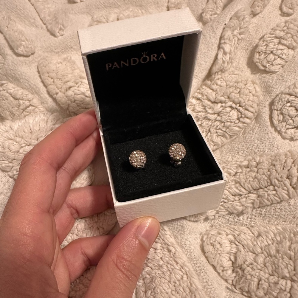 ✨Free with purchase of $75 or more✨ Stud Earrings